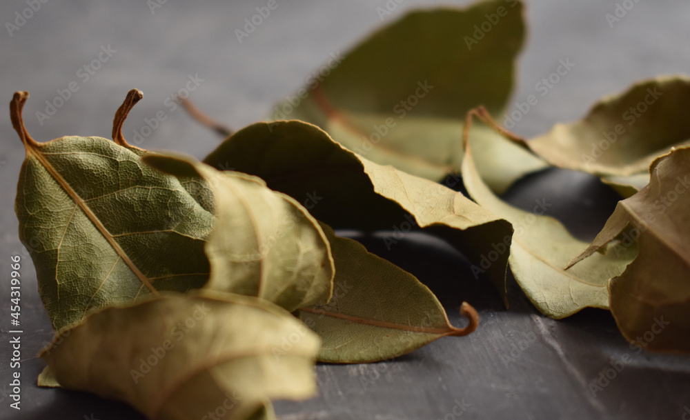 Hojas de laurel seco para cocinar Stock Photo Adobe Stock