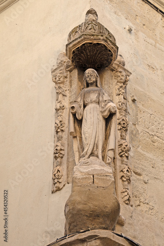 statue sur la façade d'une maison de la ville d'Avignon 