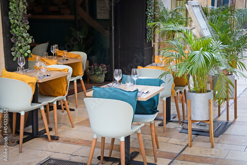 une terrasse de restaurant	en été