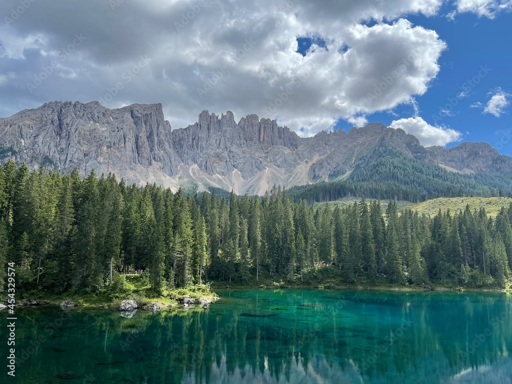 Lago di Carezza e Latemar, Dolomiti, Trentino Alto Adige, Italia.