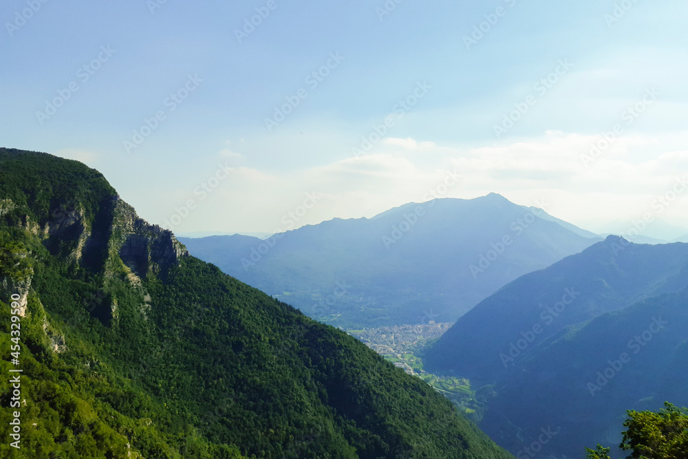 Vista panoramica sulle montagne dal forte Corbin in Val di Gevano in Veneto, viaggi e paesaggi in Italia