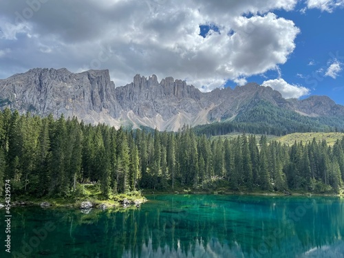 Lago di Carezza e Latemar, Dolomiti, Trentino Alto Adige, Italia.