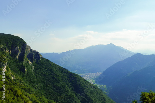 Vista panoramica sulle montagne dal forte Corbin in Val di Gevano in Veneto, viaggi e paesaggi in Italia © Sara