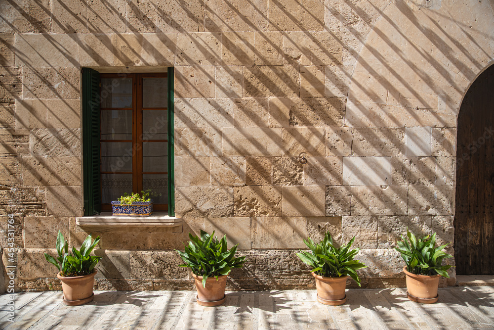 Obraz premium historic building with plants in Alcudia, spain
