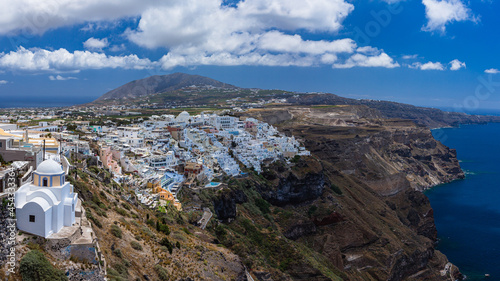 ギリシャ サントリーニ島の断崖の上にあるフィラの街並みと聖スティリアノスのカトリック教会