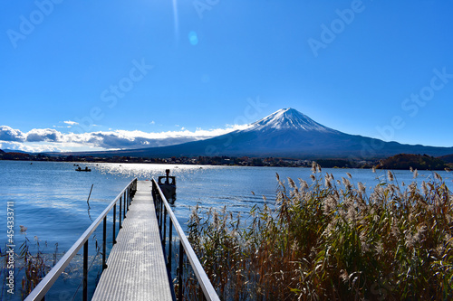 河口湖の富士山と桟橋