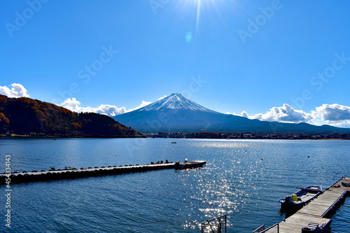 河口湖の富士山と桟橋