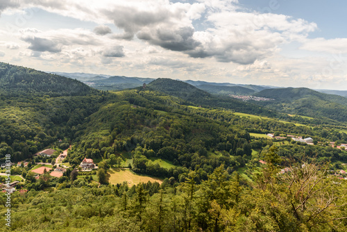 Blick auf den Pfälzerwald und die Berge des Wasgaus, Rheinland-Pfalz, Deutschland 