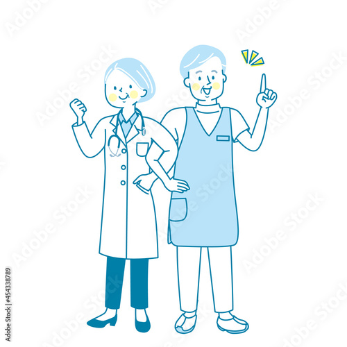 腕を組んで笑顔の医療従事者