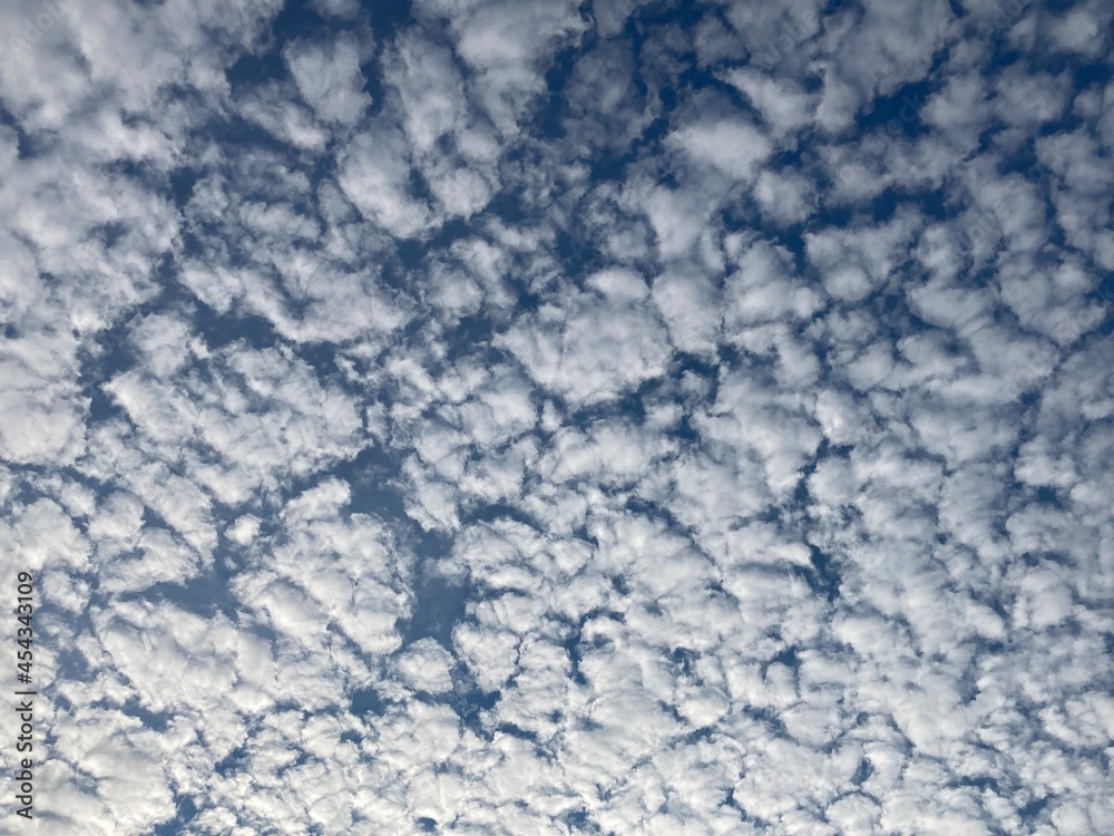 Imposante Wolkenformation am blauen Himmel