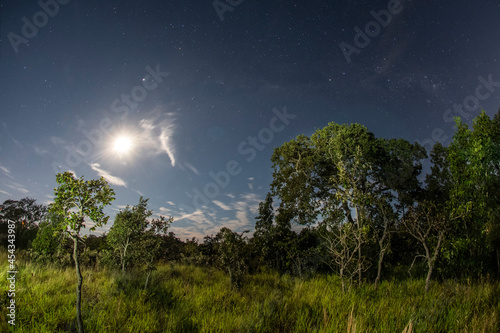 Céu estrelado com Lua cheia na Chapada dos Guimarães no Mato Grosso, Brasil