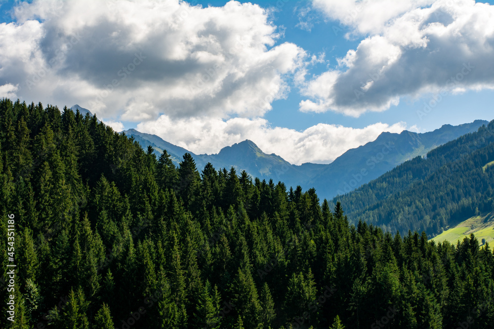 Fototapeta premium Alpine scenery in the Tyrolian Alps in Austria on a sunny summer day