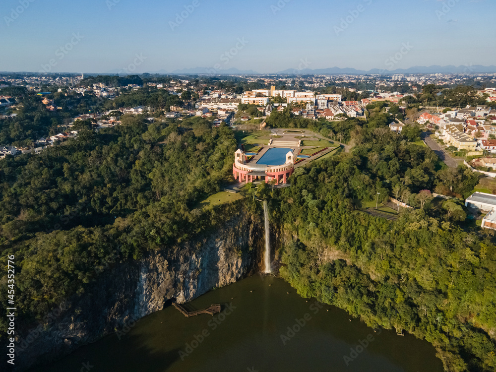 Parque Tanguá. Ponto turístico da cidade onde foi aproveitada uma pedreira abandonada para fazer este arrojado parque em Curitiba, Paraná, Brasil. 