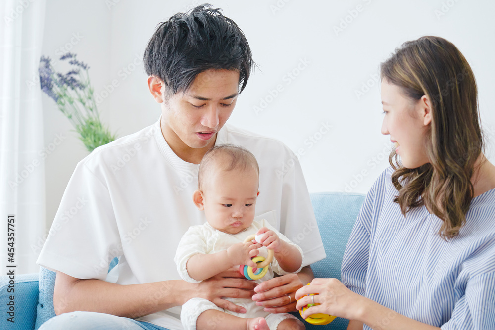 赤ちゃんと遊ぶ夫婦
