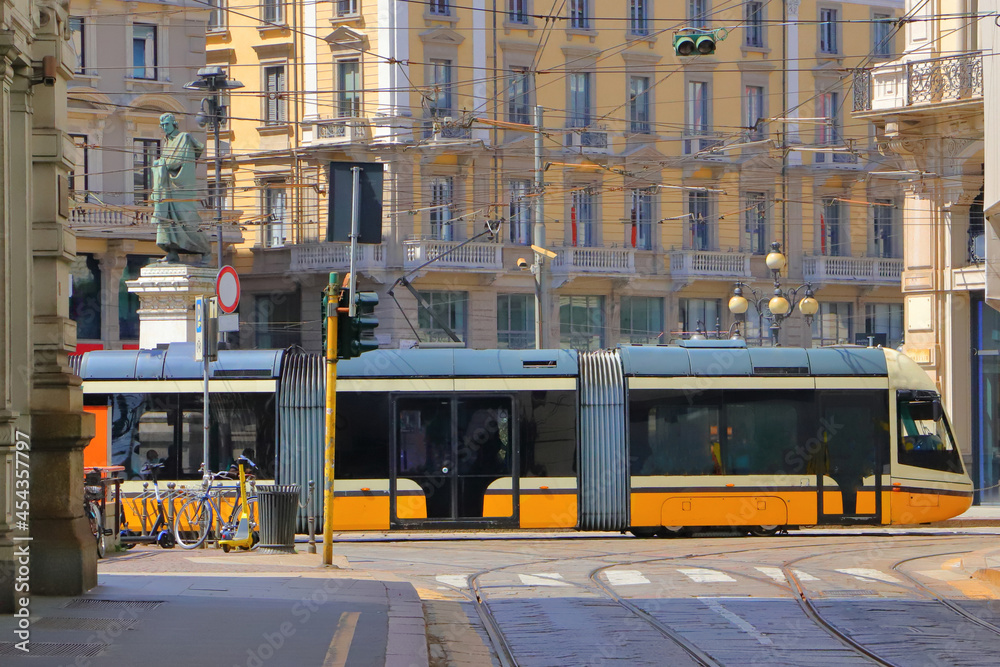 Obraz premium Tram giallo a Milano, Italia, Yellow street car in Milan, Italy