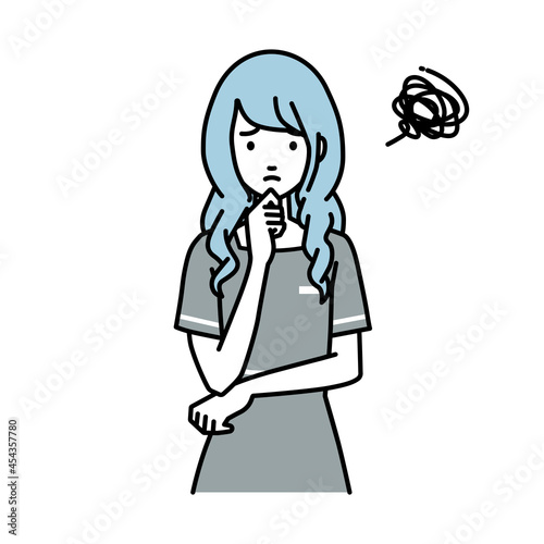 立って手をあごにあてて困っているエステ店員の女性