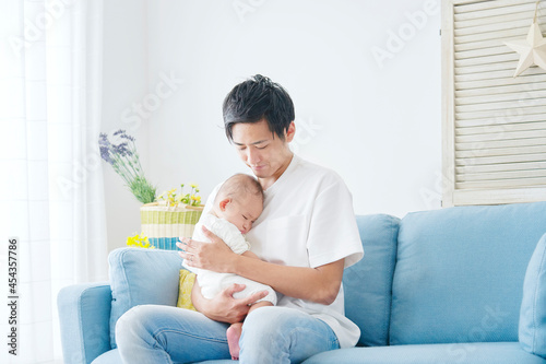 赤ちゃんを抱く父親