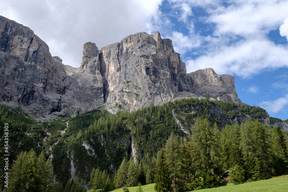 Obraz premium View of Sellaronda near Colfosco - cascate Piscandu'