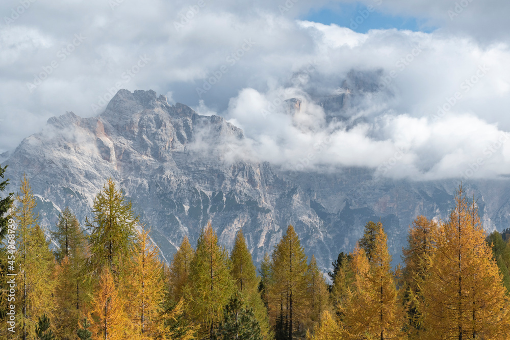  Dolomitas no outono, Cortina D'Ampezzo na Itália. Zig Koch