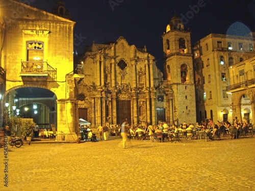 Plaza de la Catedral in Havanna bei Nacht photo