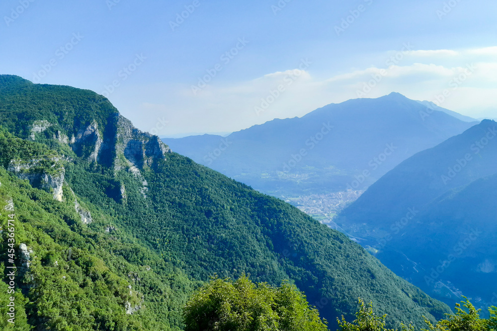 Vista panoramica sulle montagne dal forte Corbin in Val di Gevano in Veneto, viaggi e paesaggi in Italia
