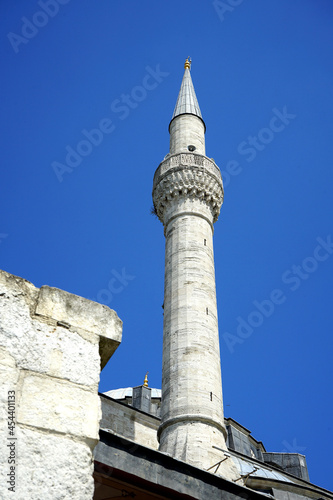 Das Minarett der Mihrimah Sultan Muoschee vor blauem Himmel im Sommer bei Sonnenschein im Stadtteil Üsküdar in Istanbul am Bosporus in der Türkei photo