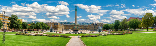 Der Schlossplatz in der Innenstadt von Stuttgart mir neuem Schloß im Hintergrund