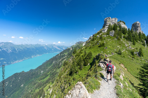 un randonneur sur un sentier le long d'une crête au dessus du lac bleu d'Interlaken