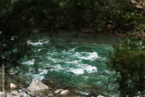 Río turquesa en la montaña 