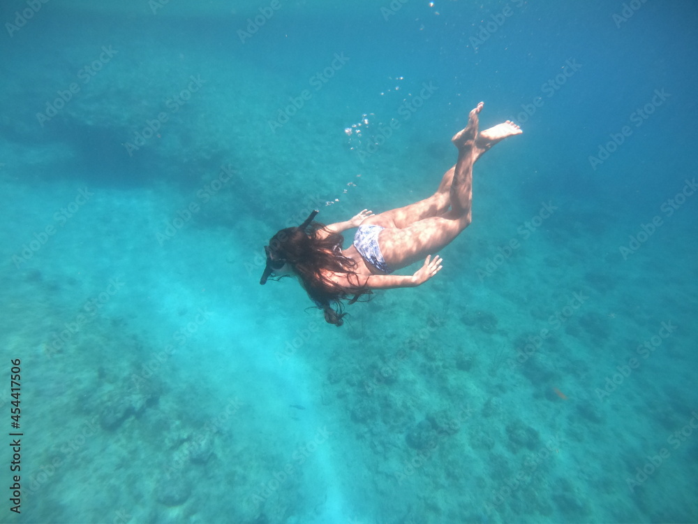 mujer haciendo snorkel