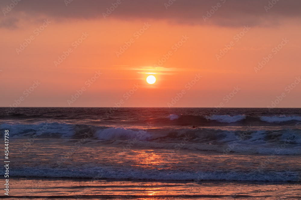 Atardecer sobre el mar. Atardecer mágico.