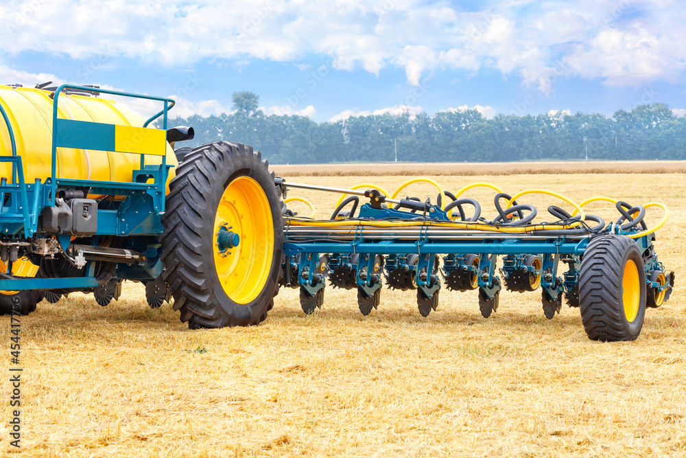 Obraz premium The seeder for precision seeding and fertilization is used in the agricultural industry as an advanced technology of modern agribusiness.