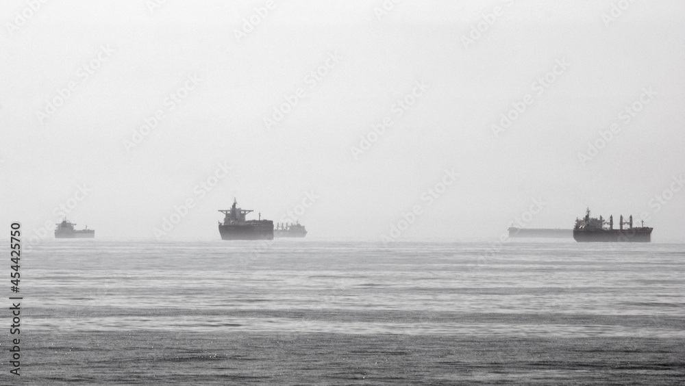 Fototapeta premium Navio Fantasma, Navio em neblina