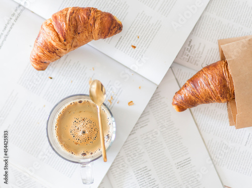 Obraz na płótnie croissants and black coffee