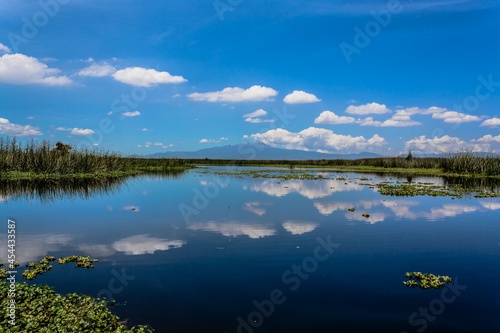 Laguna con volcán de fondo - Lago azul - Lago con árboles - Laguna con nubes - cuerpo de agua abundante - Xinantécatl - Nevado de Toluca