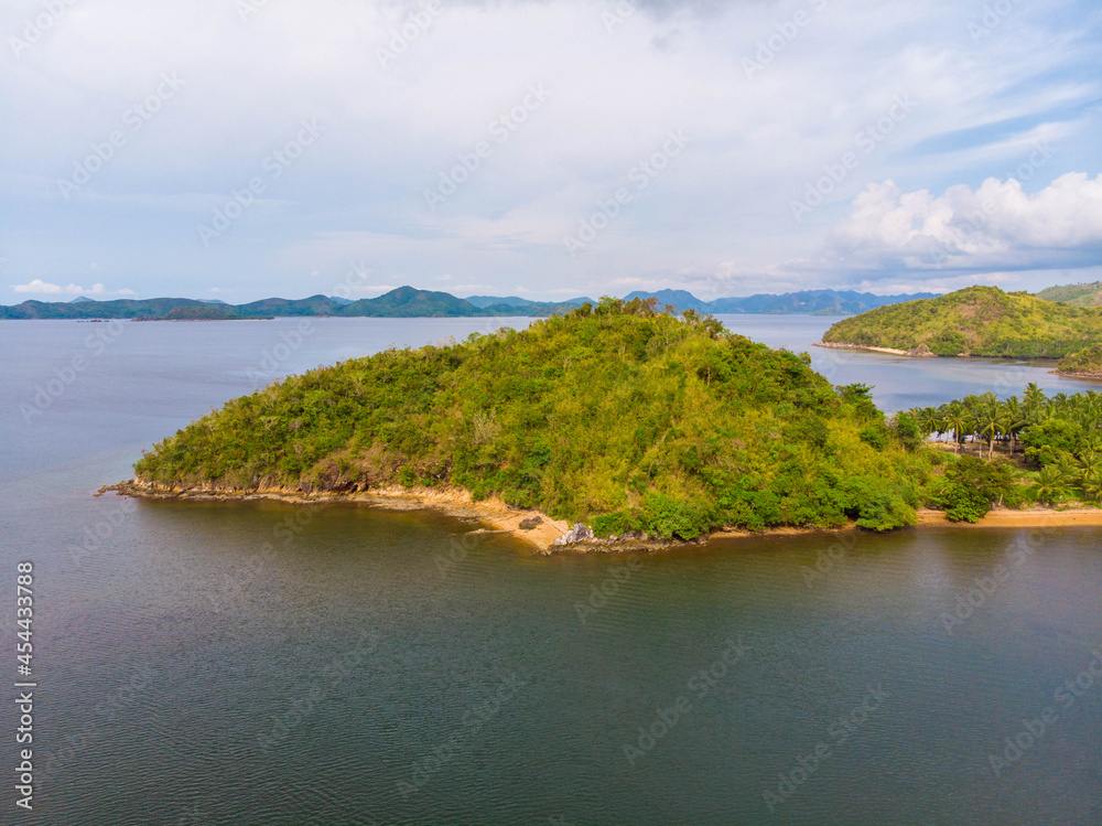 フィリピン、パラワン州のブスアンガ島コロン島周辺をドローンで撮影した空撮写真 Aerial photo taken by drone around Coron Island, Busuanga, Palawan, Philippines. フィリピン、パラワン州のブスアンガ島コロン島周辺をドローンで撮影した空撮写真 Aerial photo taken by drone around Coron Island, Busuanga, Palawan, Philippines.