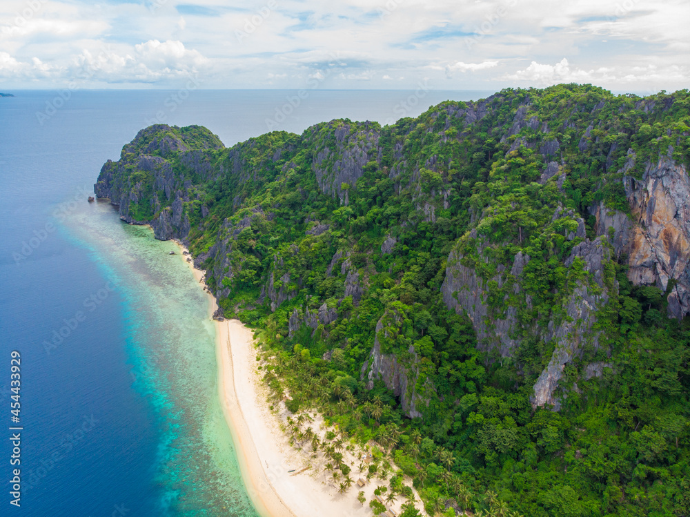 フィリピン、パラワン州のブスアンガ島コロン島周辺をドローンで撮影した空撮写真 Aerial photo taken by drone around Coron Island, Busuanga, Palawan, Philippines. 