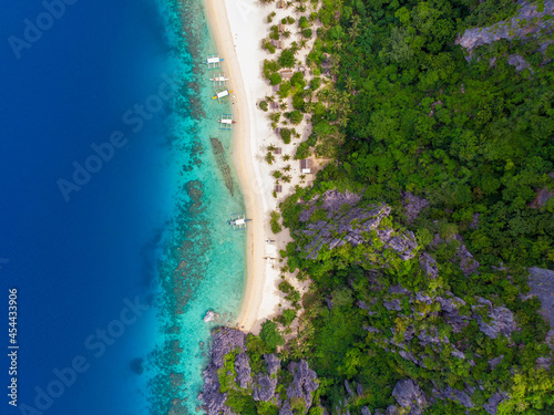 フィリピン、パラワン州のブスアンガ島コロン島周辺をドローンで撮影した空撮写真 Aerial photo taken by drone around Coron Island, Busuanga, Palawan, Philippines.  © Hello UG