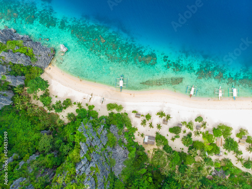 フィリピン、パラワン州のブスアンガ島コロン島周辺をドローンで撮影した空撮写真 Aerial photo taken by drone around Coron Island, Busuanga, Palawan, Philippines.  © Hello UG