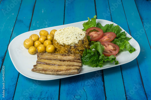 Filete de pescado frito con arroz y menestra o moros de lenteja con queso con papa chaucha y ensalada