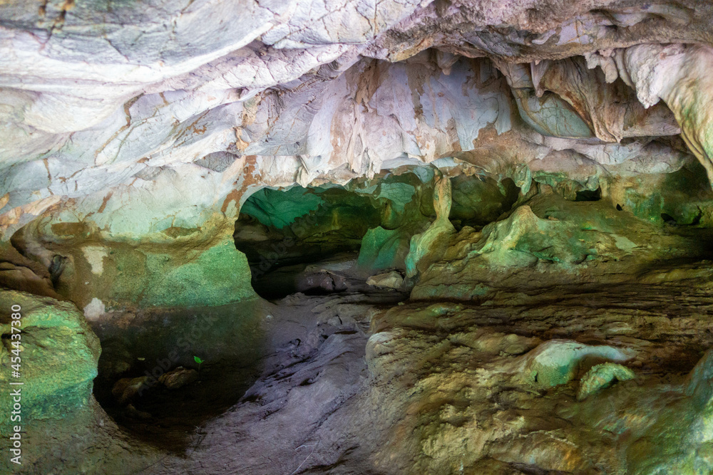 Fototapeta premium フィリピン、パラワン州のブスアンガ島コロン島周辺の観光名所を旅行する風景 Scenes from a trip around Coron Island, Busuanga, Palawan, Philippines.