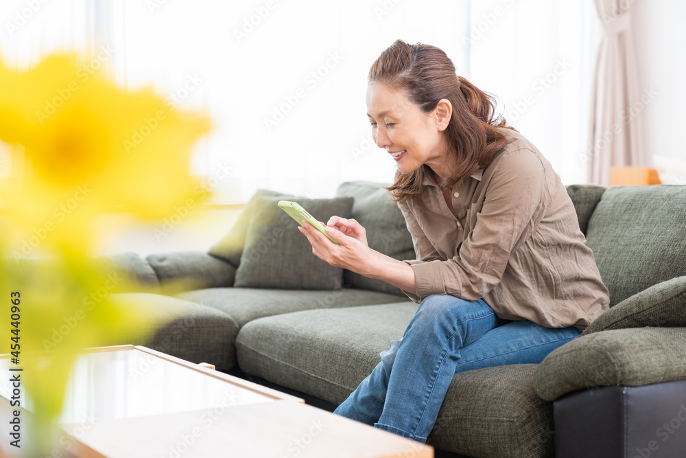 スマートフォンを見るシニア女性 スマートフォンを見るシニア女性