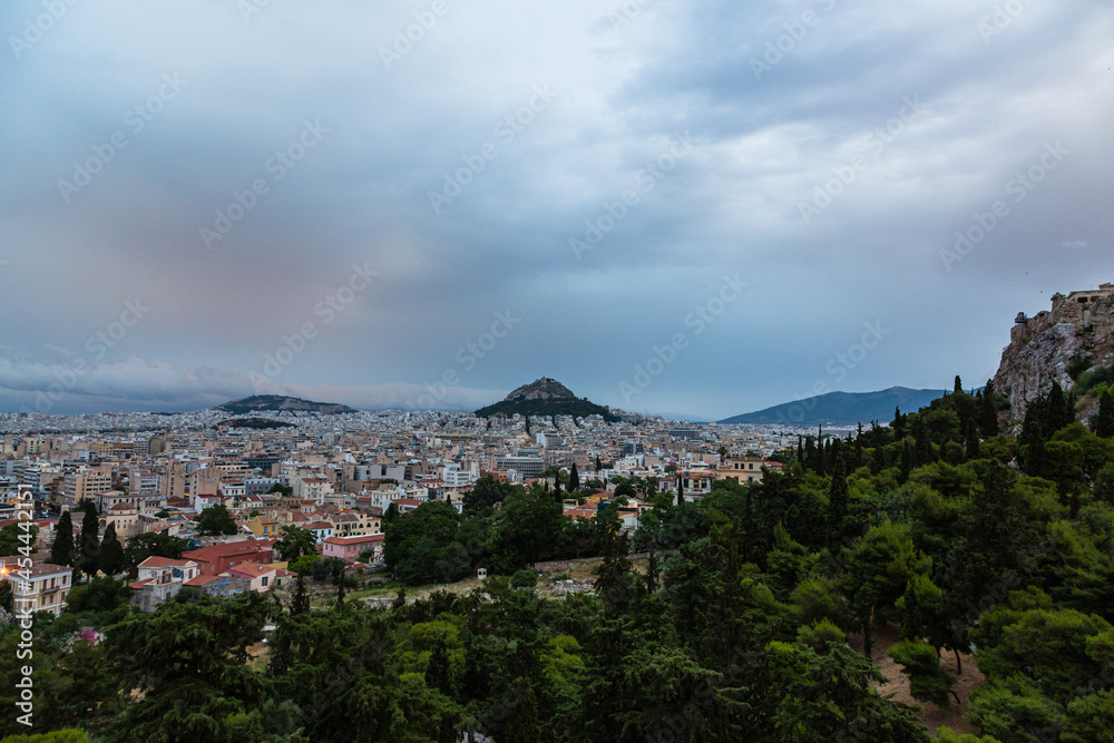 ギリシャ　アテネのアレオパゴスの丘から見えるリカヴィトスの丘とアテネの街並み