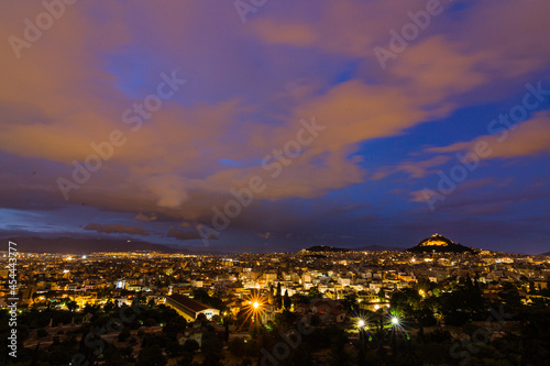 ギリシャ アテネのアレオパゴスの丘から見えるリカヴィトスの丘とアテネの夜景