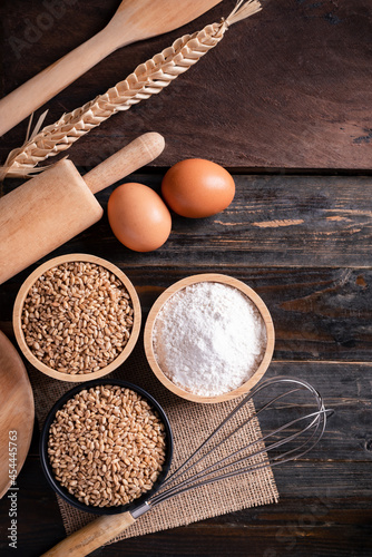 Fotografía Kitchen utensil for bakery cooking and food ingredients (wheat grain, flour and