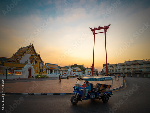 Canvas Print TukTuk at Bangkok Temple