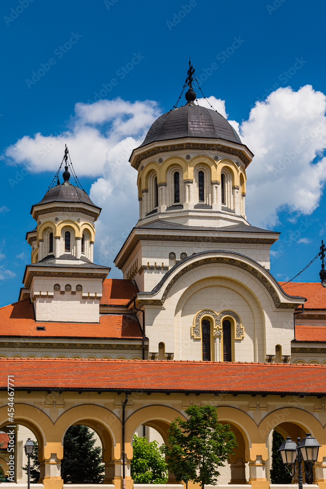 ルーマニア　トランシルヴァニア地方にある要塞都市アルバ・ユリアの要塞内のルーマニア正教会聖堂とアーケード