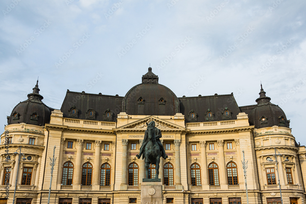 ルーマニア　ブカレストの大学中央図書館とカロル1世の騎馬像