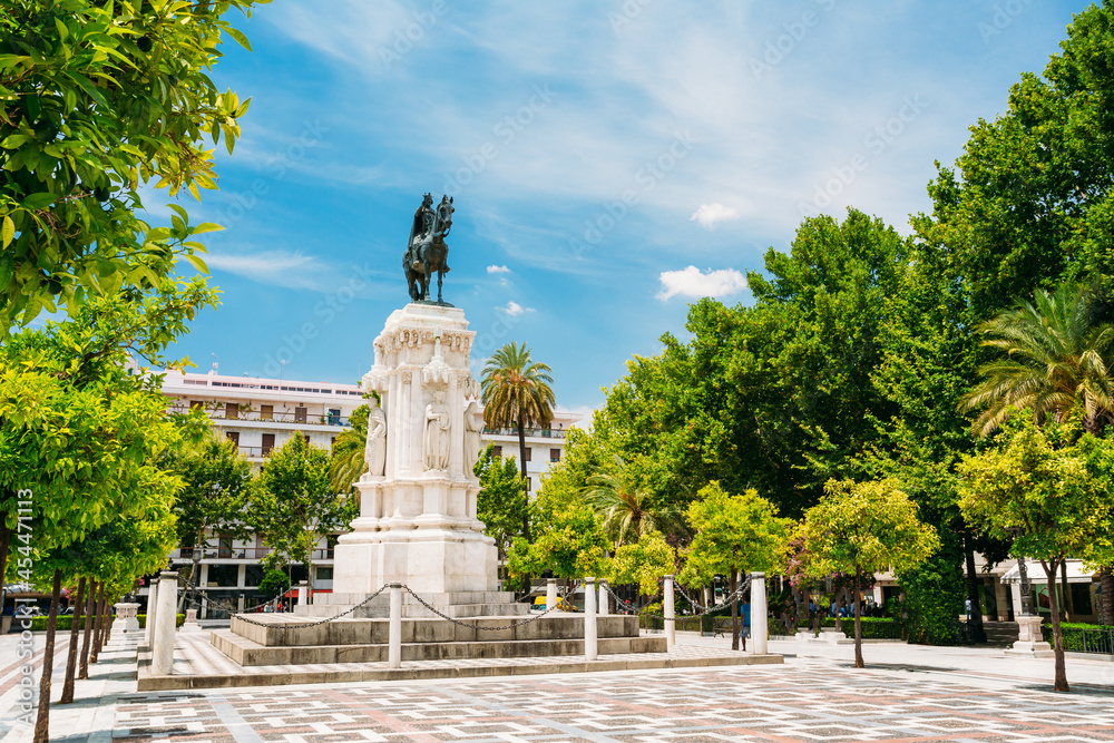 Fototapeta premium Monument to King Saint Ferdinand at New Square Plaza Nueva) in Seville, Spain.