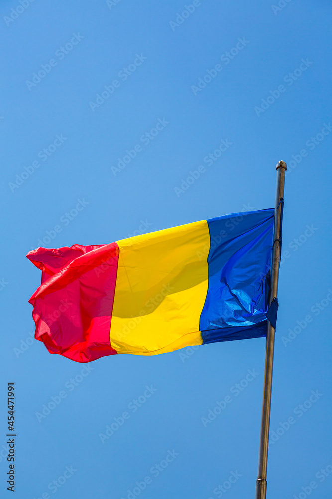青空にたなびくルーマニア国旗